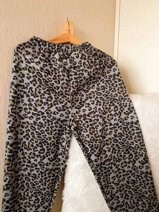 Pantalón gruecito animal print